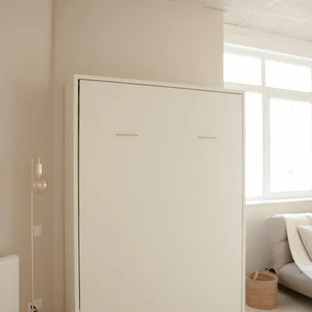 Meuble Le Refuge Dore Avec Netflix Apartment Homecourt