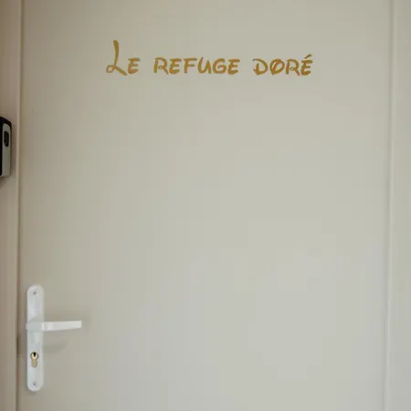 Meuble Le Refuge Dore Avec Netflix Apartment