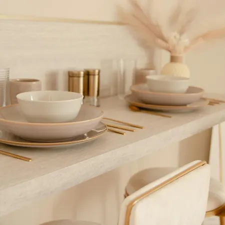 Meuble Le Refuge Dore Avec Netflix Apartment